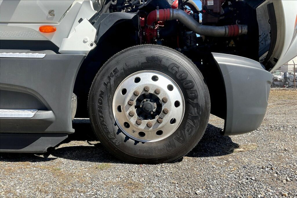 2022 CUM LT625 6×4 Sleeper