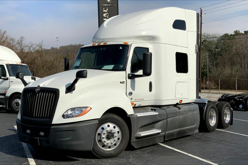 2021 CUM LT625 6×4 Sleeper