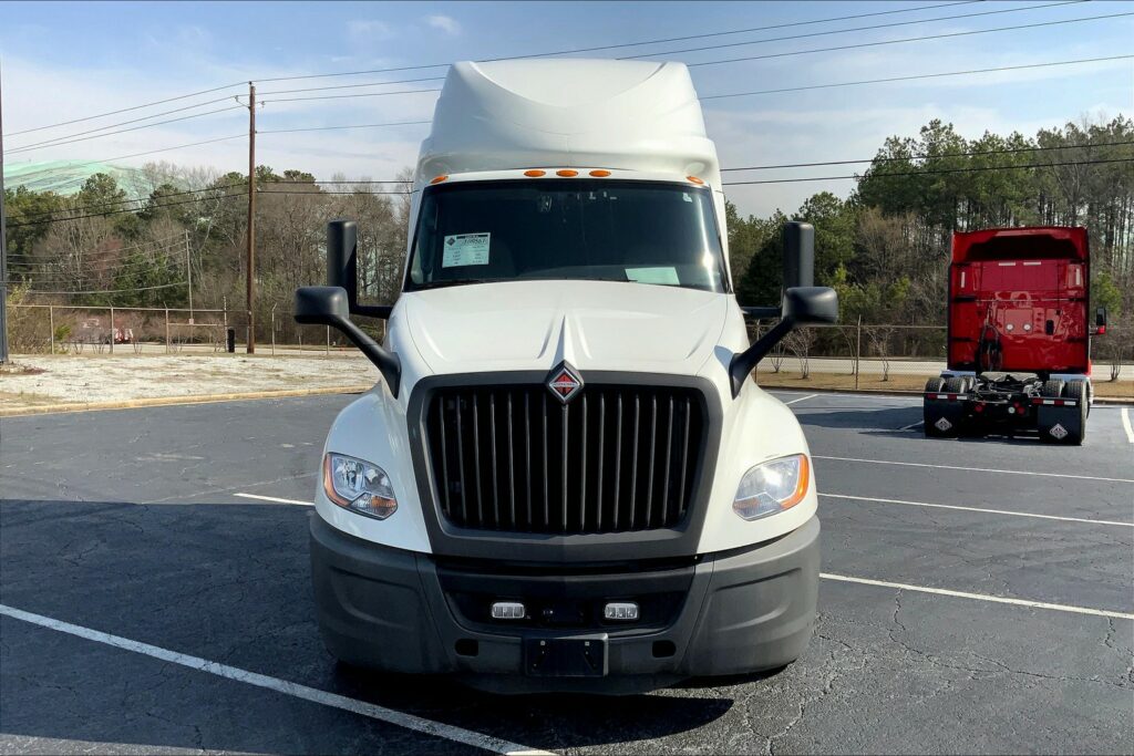 2021 CUM LT625 6×4 Sleeper