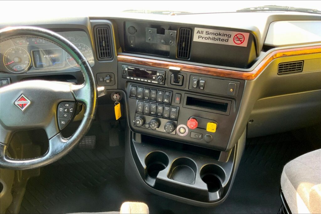 2021 CUM LT625 6×4 Sleeper