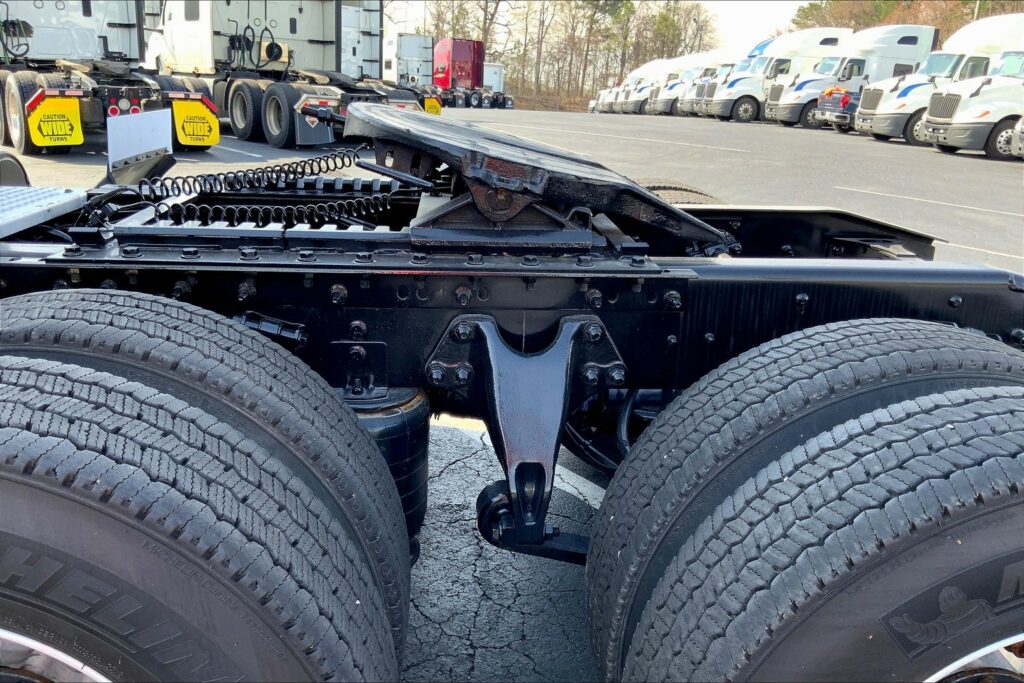 2021 CUM LT625 6×4 Sleeper