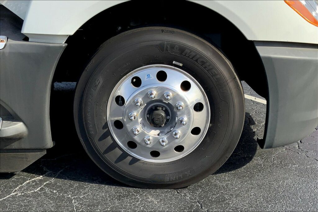 2021 CUM LT625 6×4 Sleeper