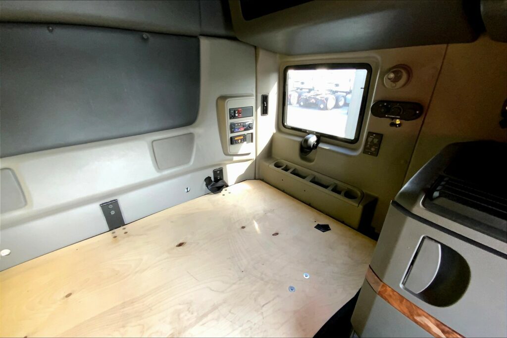 2021 CUM LT625 6×4 Sleeper