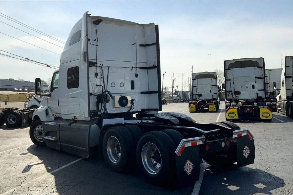 2021 CUM LT625 6×4 Sleeper