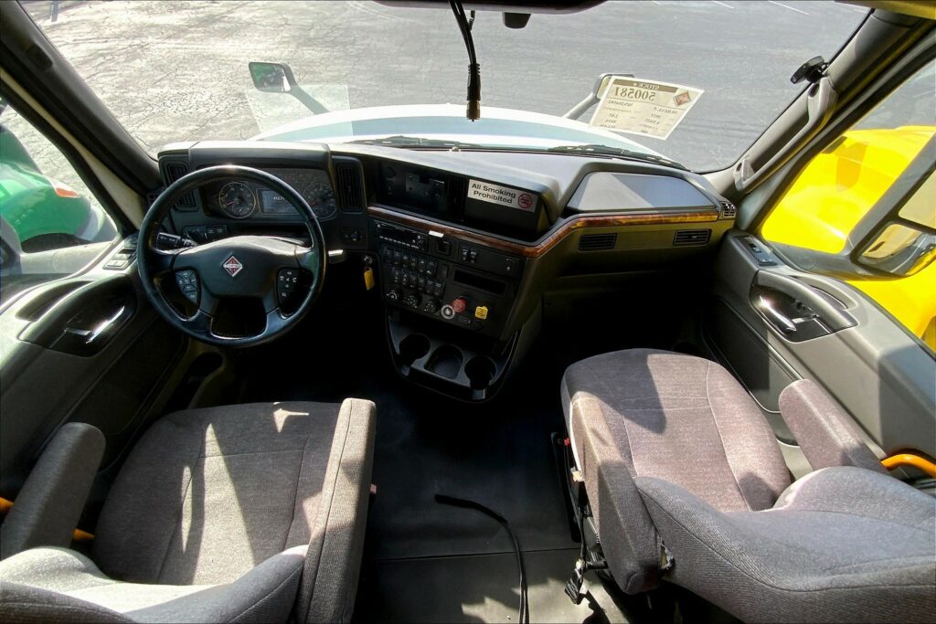 2021 CUM LT625 6×4 Sleeper