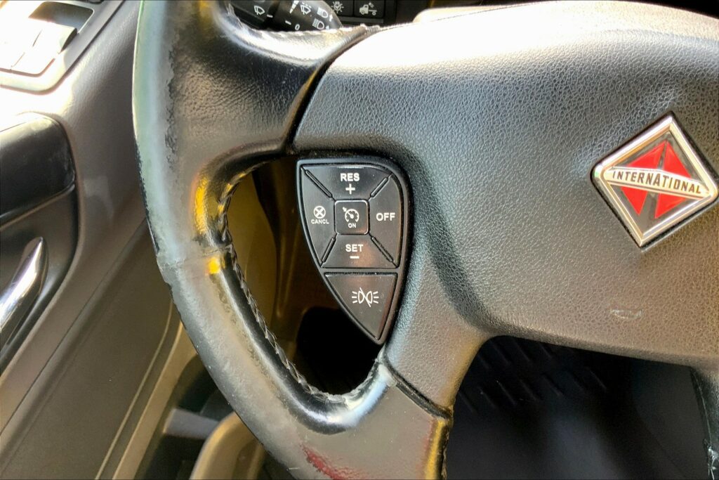 2021 CUM LT625 6×4 Sleeper