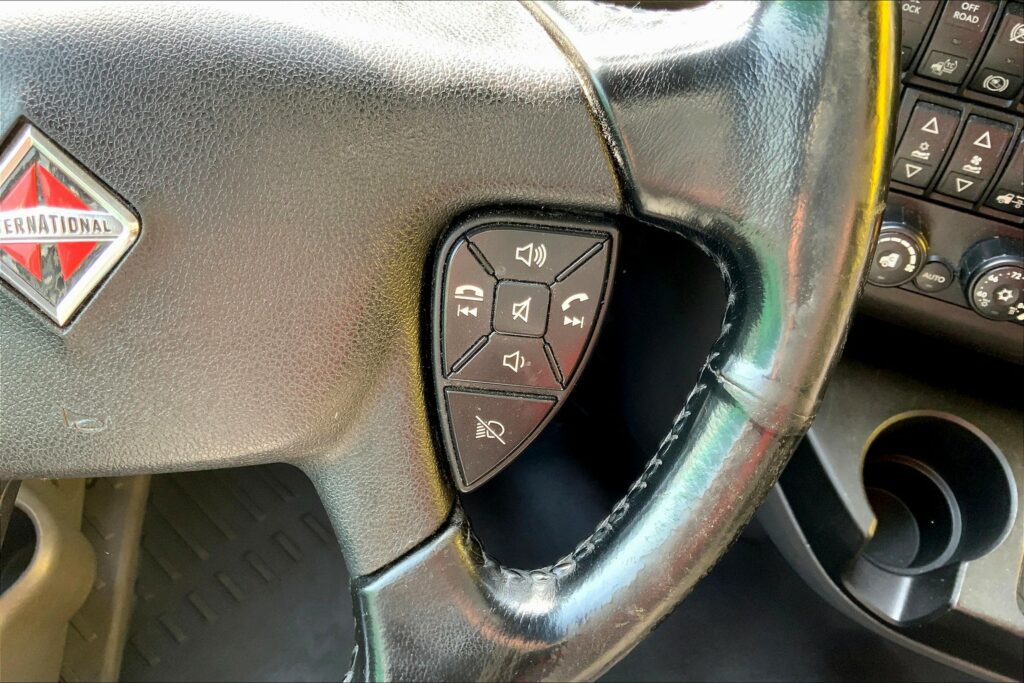 2021 CUM LT625 6×4 Sleeper