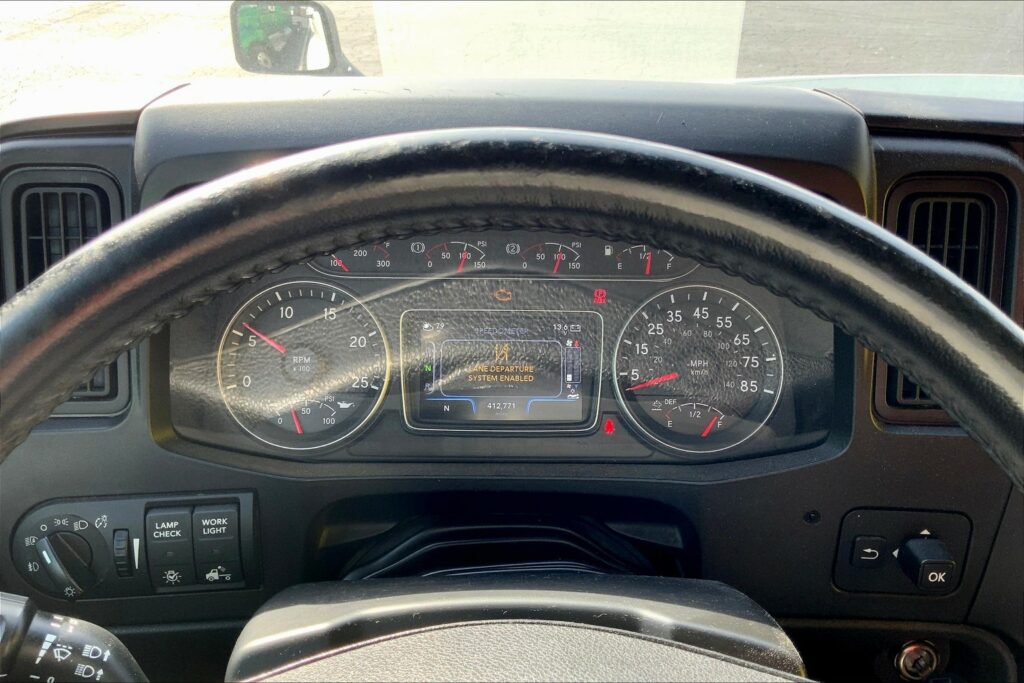 2021 CUM LT625 6×4 Sleeper