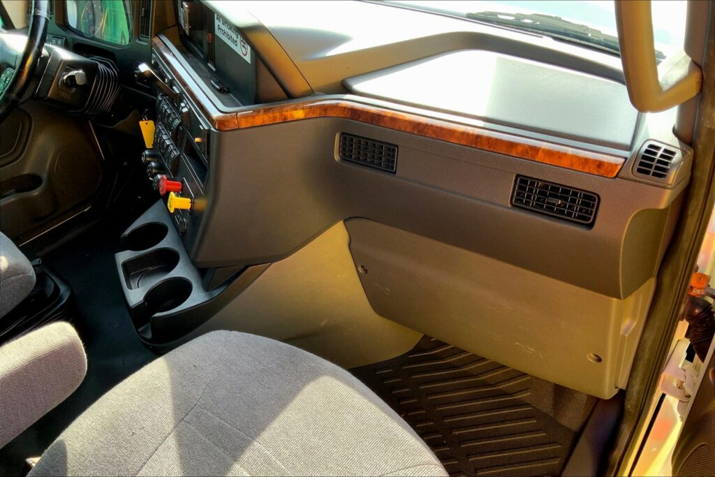 2021 CUM LT625 6×4 Sleeper