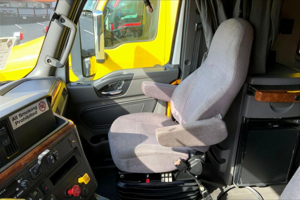 2021 CUM LT625 6×4 Sleeper