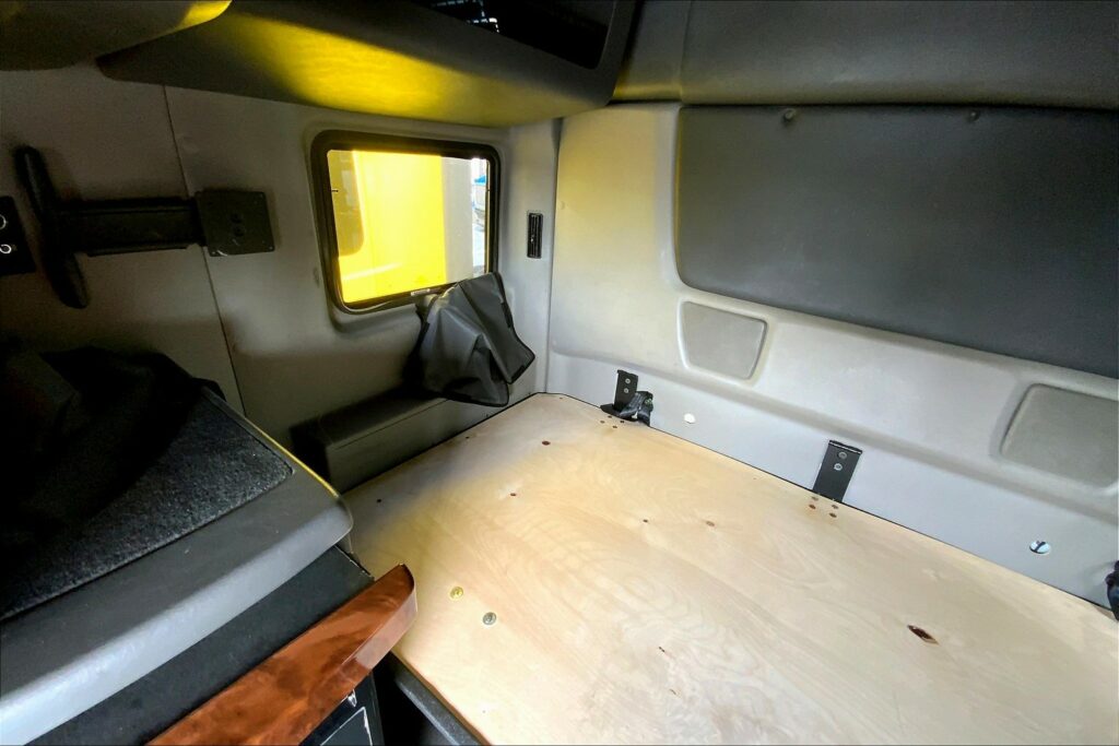 2021 CUM LT625 6×4 Sleeper