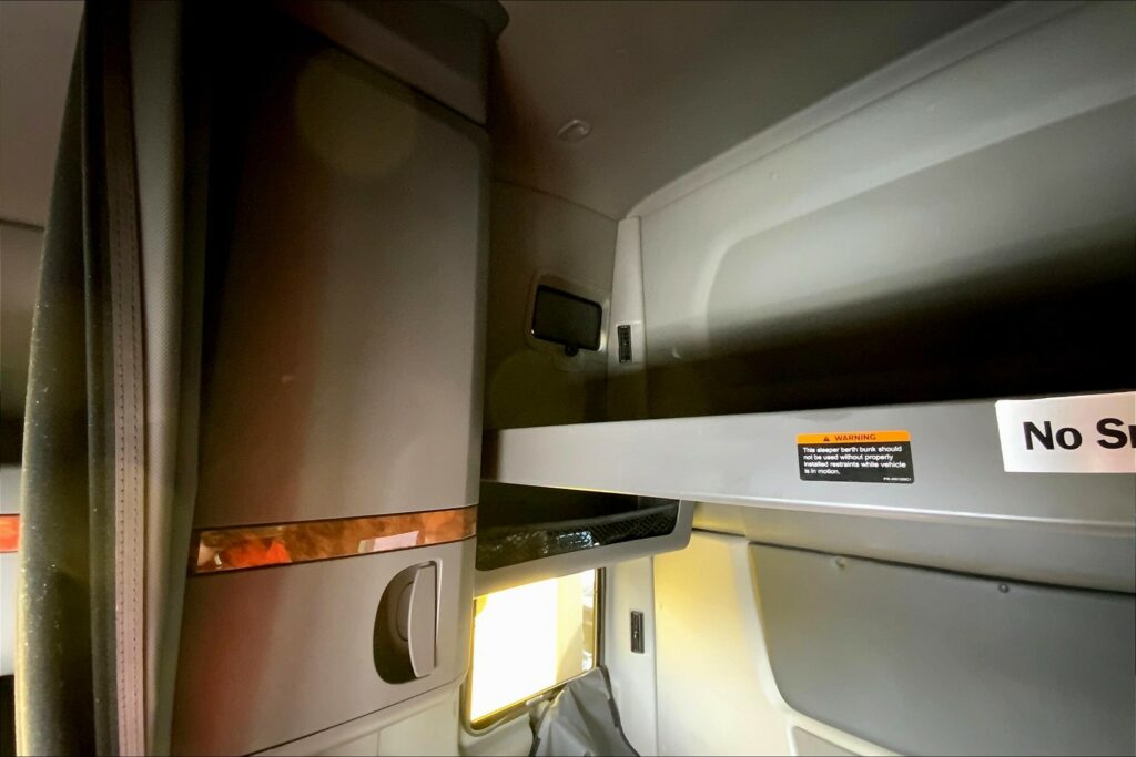 2021 CUM LT625 6×4 Sleeper