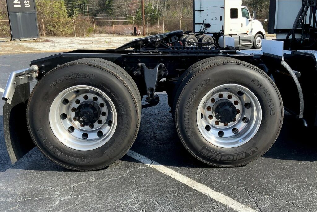 2021 CUM LT625 6×4 Sleeper