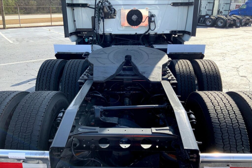 2021 CUM LT625 6×4 Sleeper