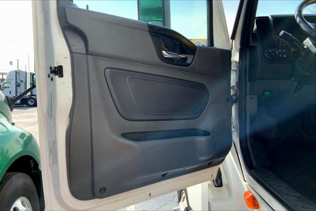 2021 CUM LT625 6×4 Sleeper