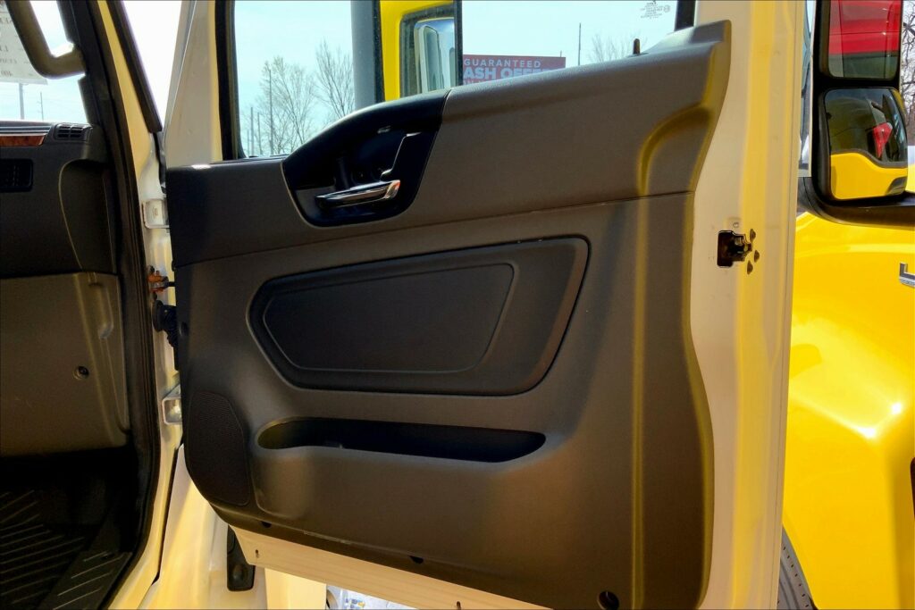 2021 CUM LT625 6×4 Sleeper