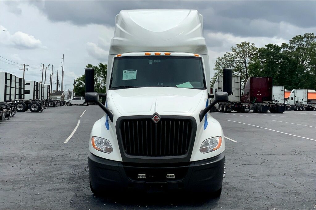 2021 CUM LT625 6×4 Sleeper