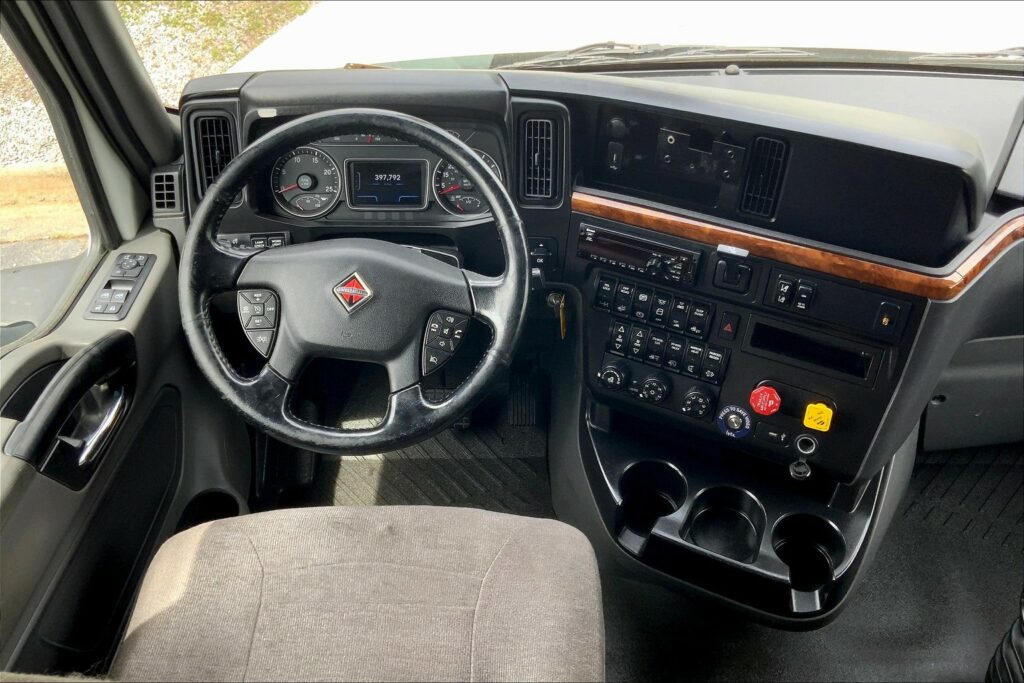 2021 CUM LT625 6×4 Sleeper