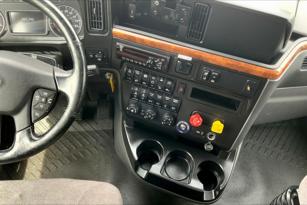 2021 CUM LT625 6×4 Sleeper