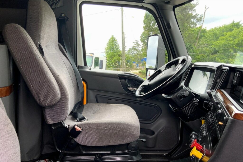 2021 CUM LT625 6×4 Sleeper