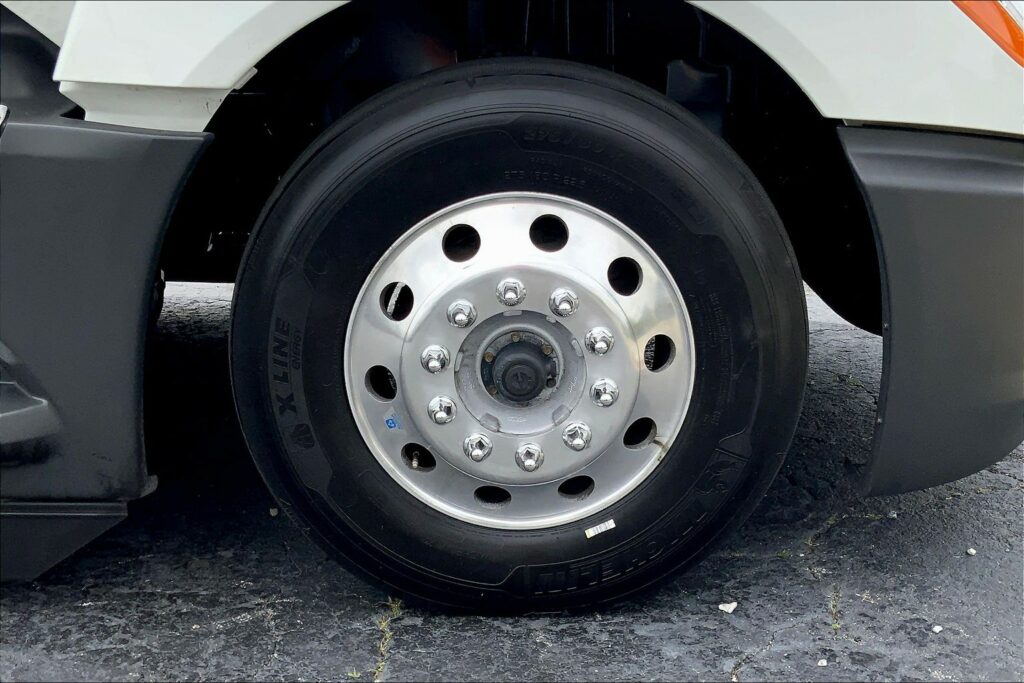 2021 CUM LT625 6×4 Sleeper