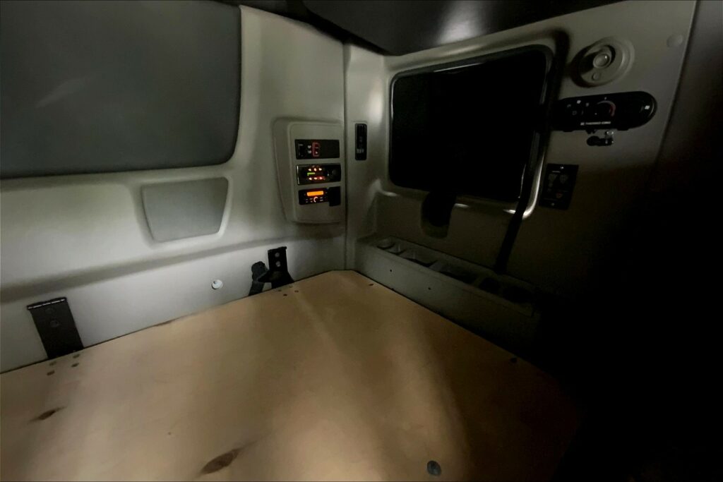 2021 CUM LT625 6×4 Sleeper