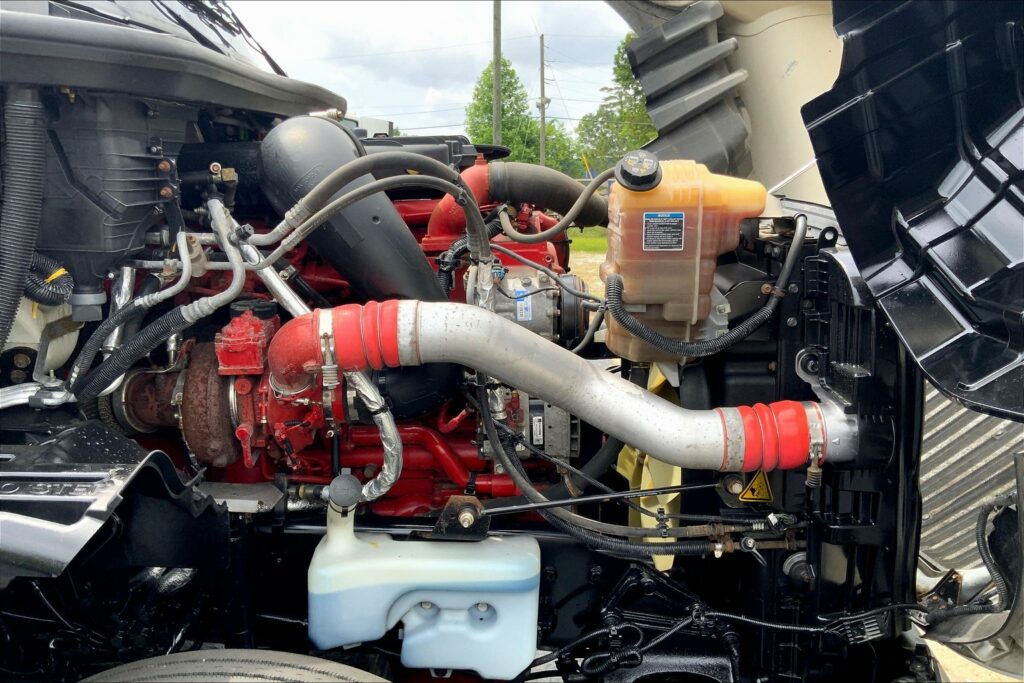 2021 CUM LT625 6×4 Sleeper