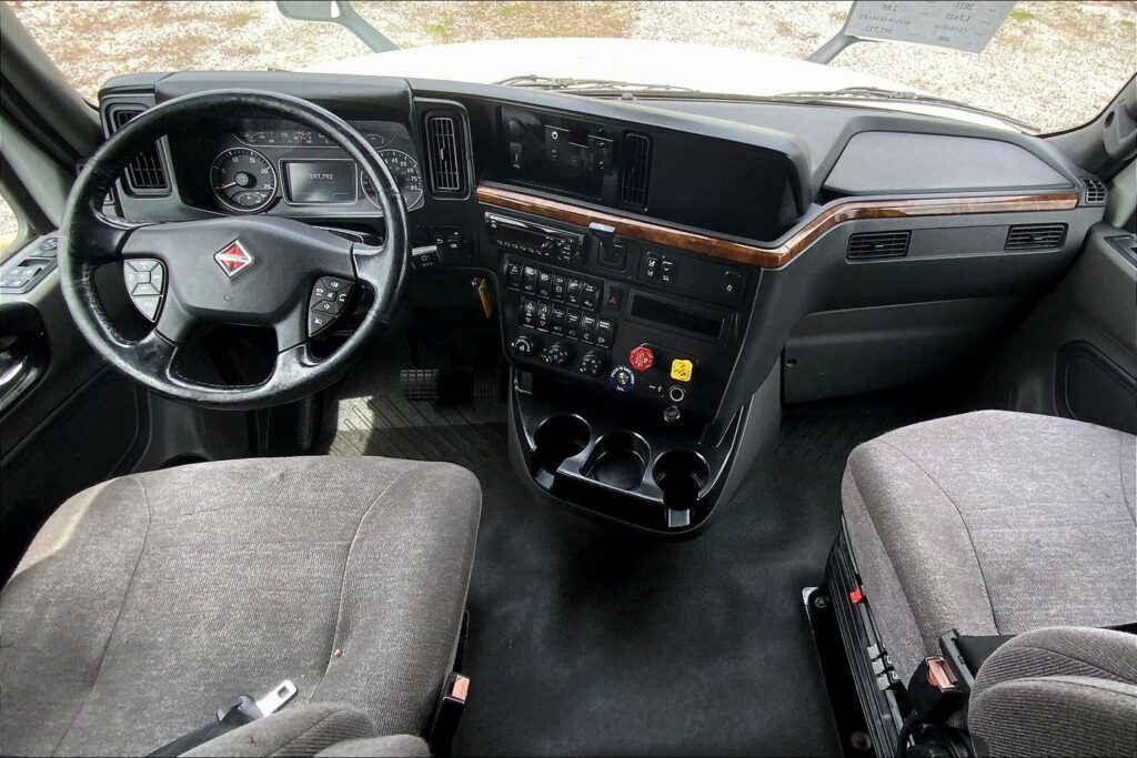 2021 CUM LT625 6×4 Sleeper