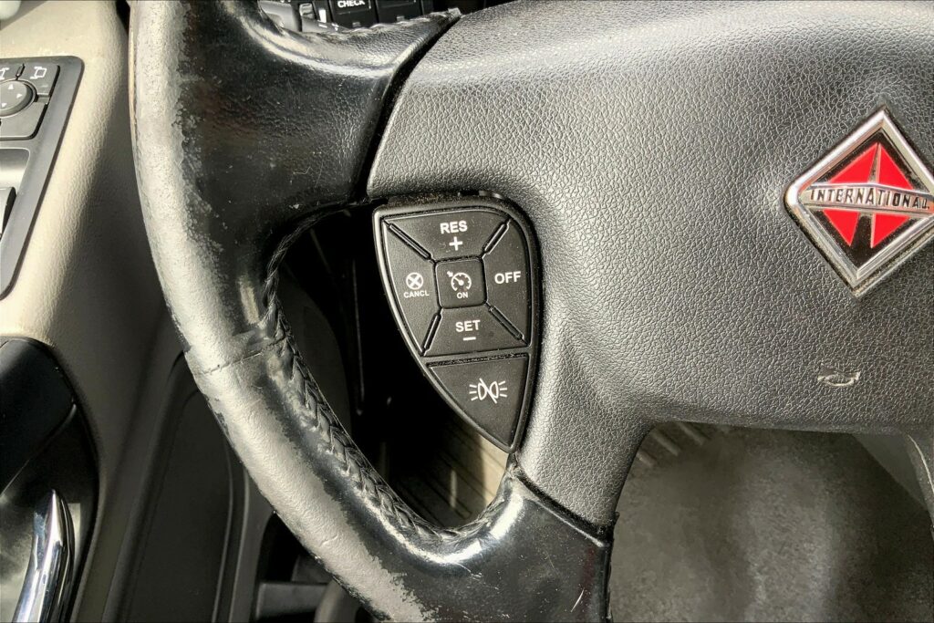 2021 CUM LT625 6×4 Sleeper