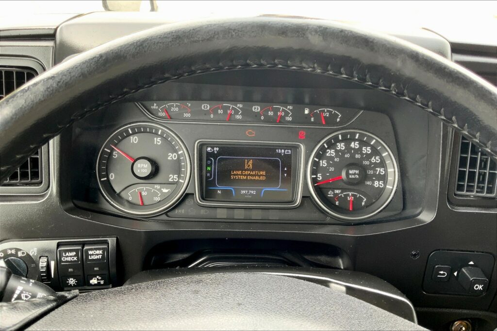 2021 CUM LT625 6×4 Sleeper