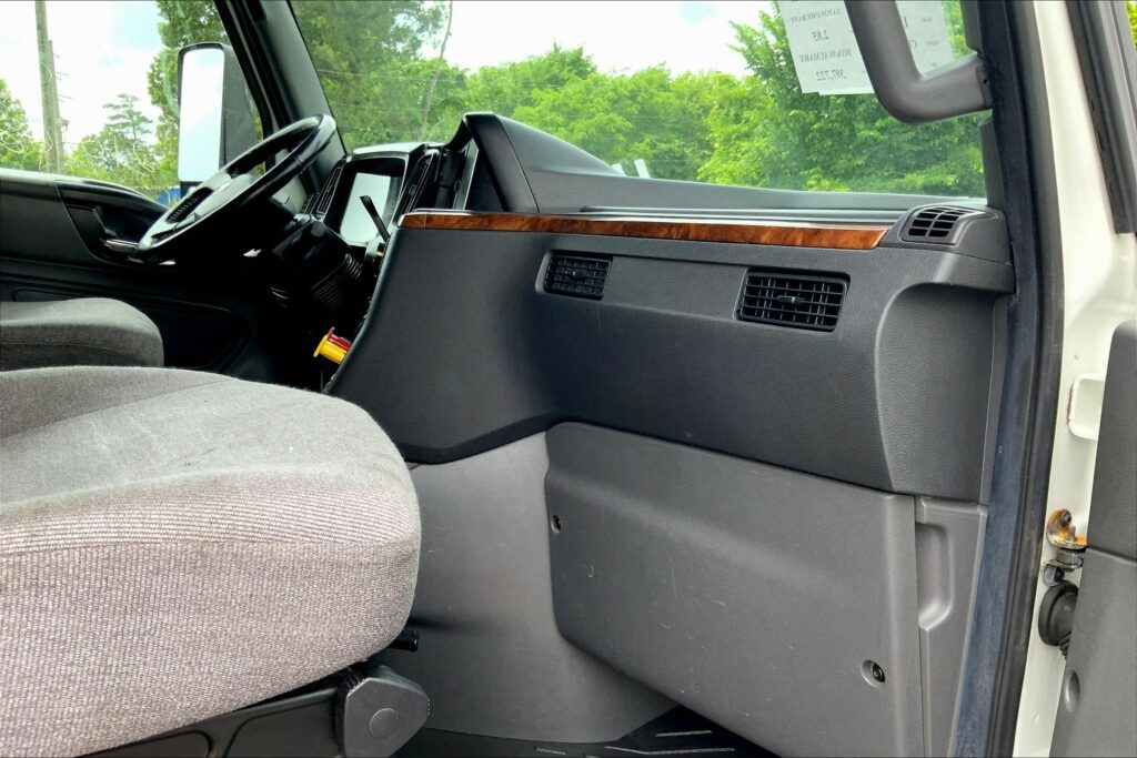 2021 CUM LT625 6×4 Sleeper