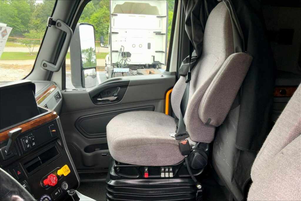 2021 CUM LT625 6×4 Sleeper