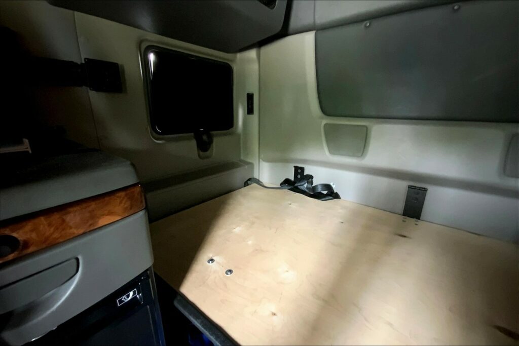 2021 CUM LT625 6×4 Sleeper