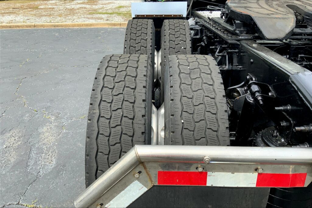 2021 CUM LT625 6×4 Sleeper