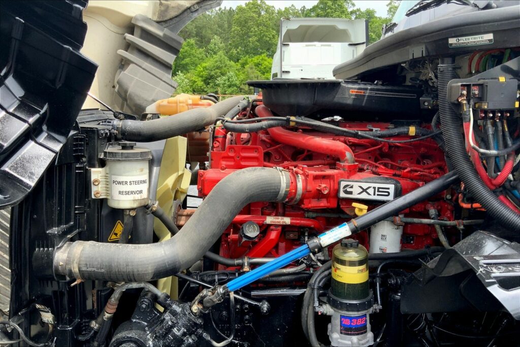 2021 CUM LT625 6×4 Sleeper