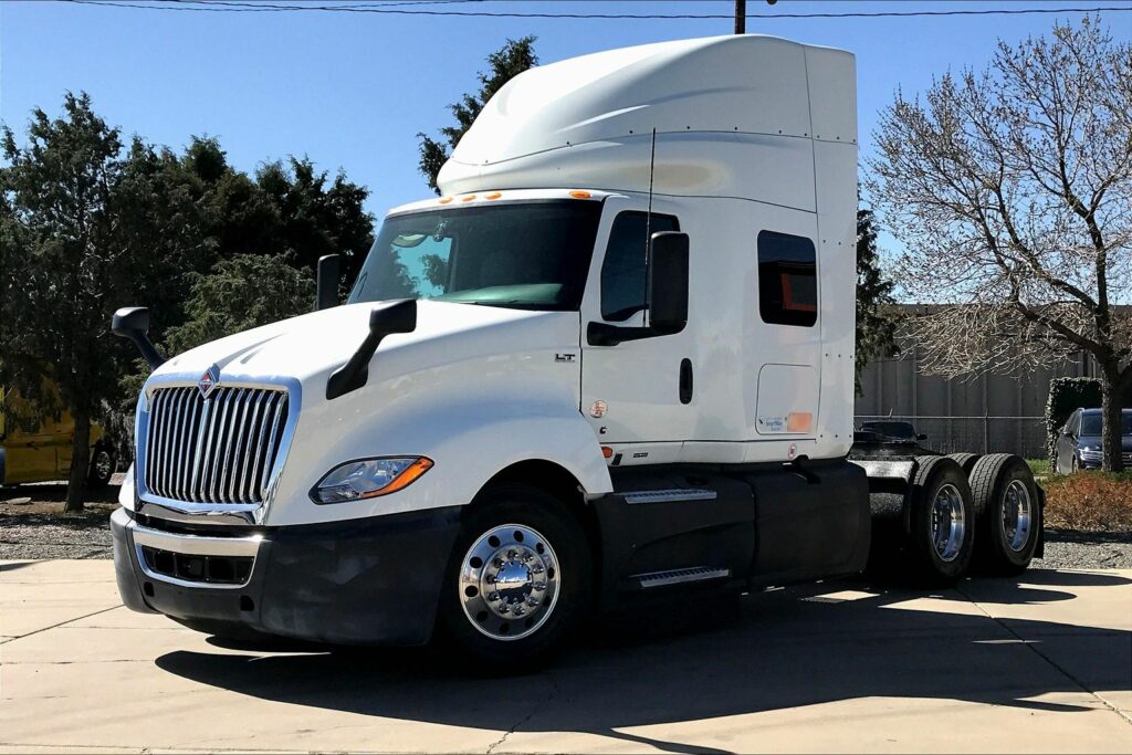 2021 CUM LT625 6×4 Sleeper