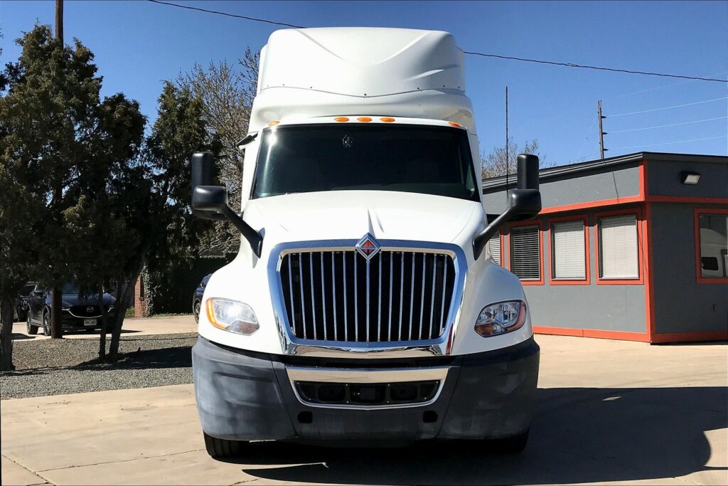 2021 CUM LT625 6×4 Sleeper