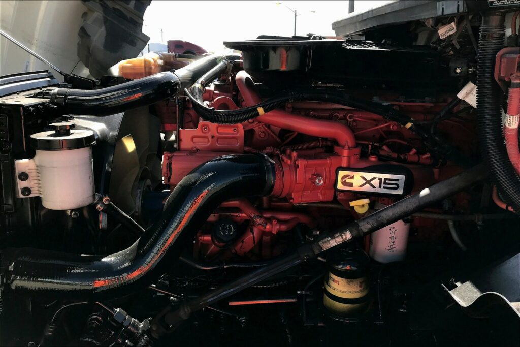 2021 CUM LT625 6×4 Sleeper