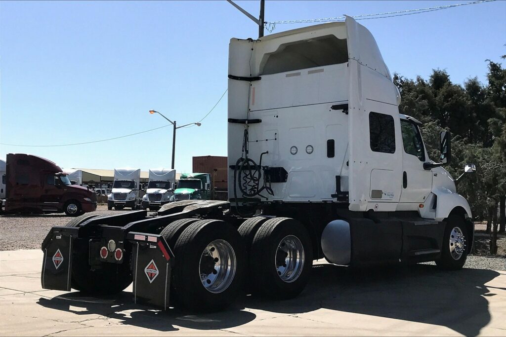 2021 CUM LT625 6×4 Sleeper