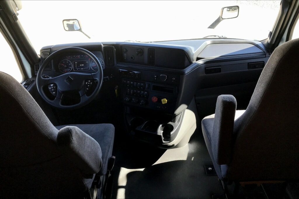 2021 CUM LT625 6×4 Sleeper