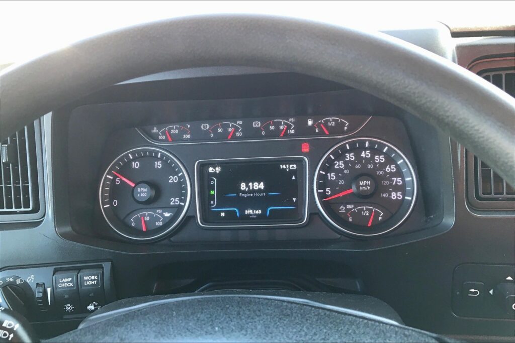 2021 CUM LT625 6×4 Sleeper