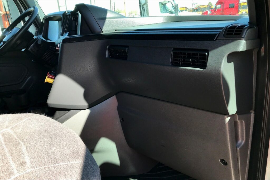 2021 CUM LT625 6×4 Sleeper