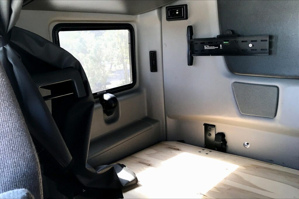 2021 CUM LT625 6×4 Sleeper