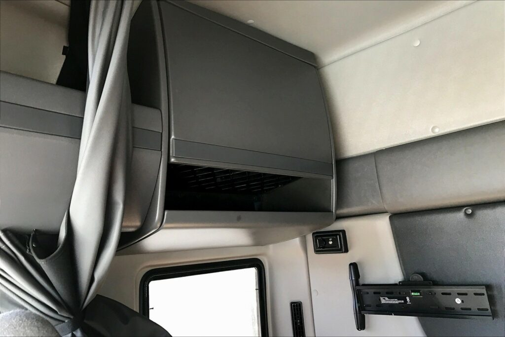 2021 CUM LT625 6×4 Sleeper