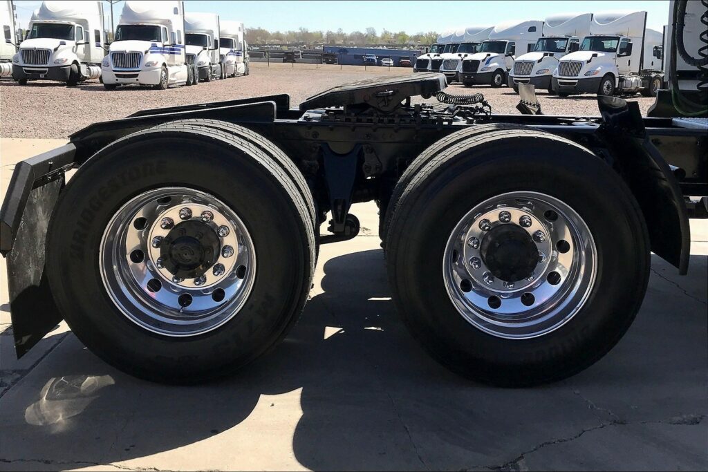 2021 CUM LT625 6×4 Sleeper