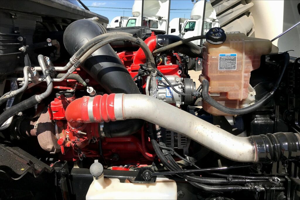 2021 CUM LT625 6×4 Sleeper