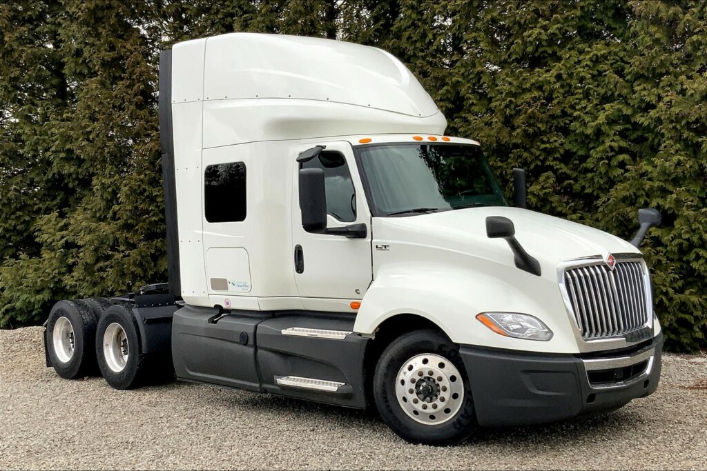 2022 CUM LT625 6×4 Sleeper