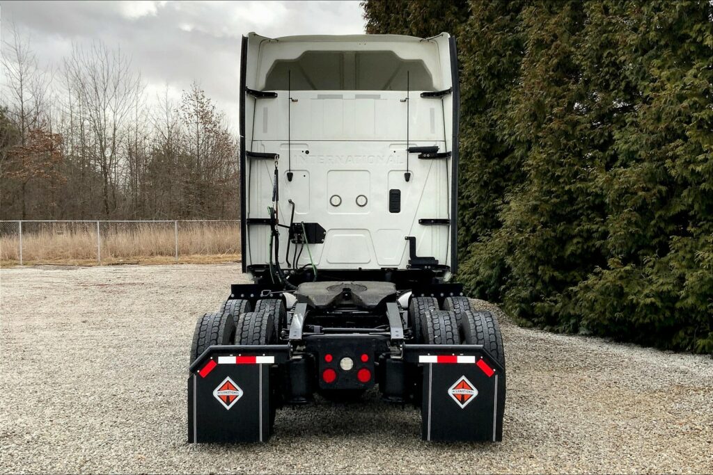 2022 CUM LT625 6×4 Sleeper