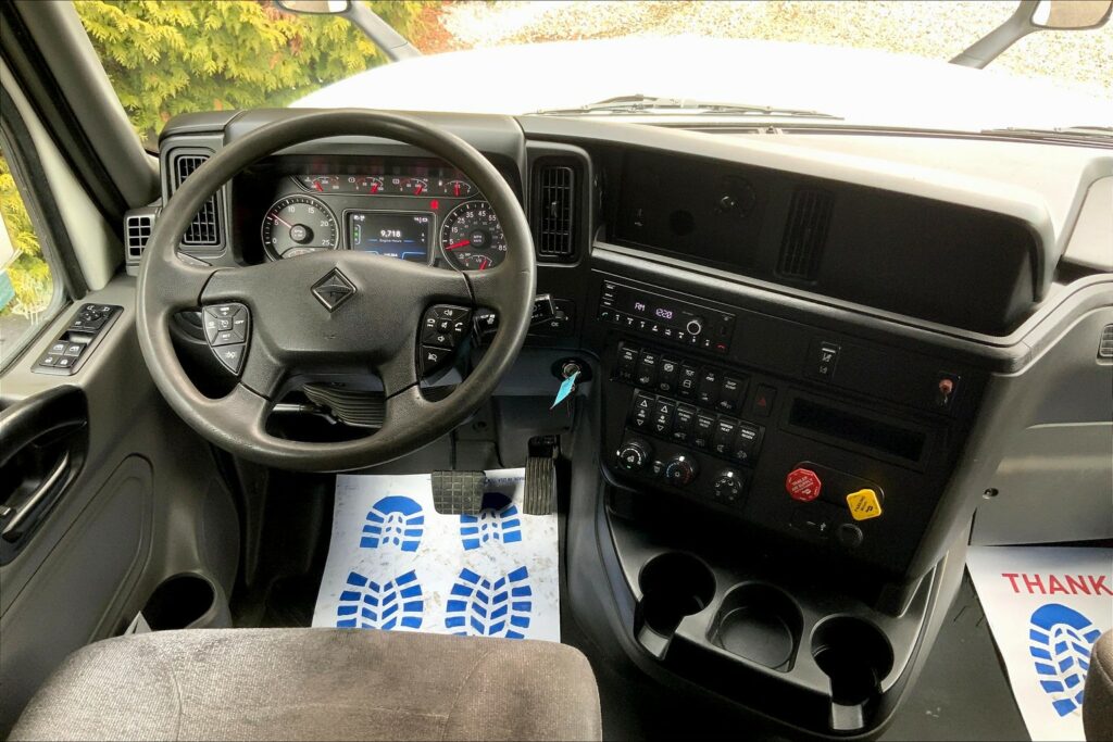 2022 CUM LT625 6×4 Sleeper