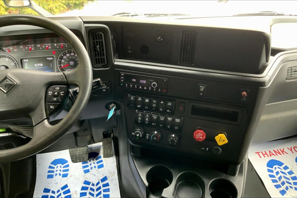 2022 CUM LT625 6×4 Sleeper